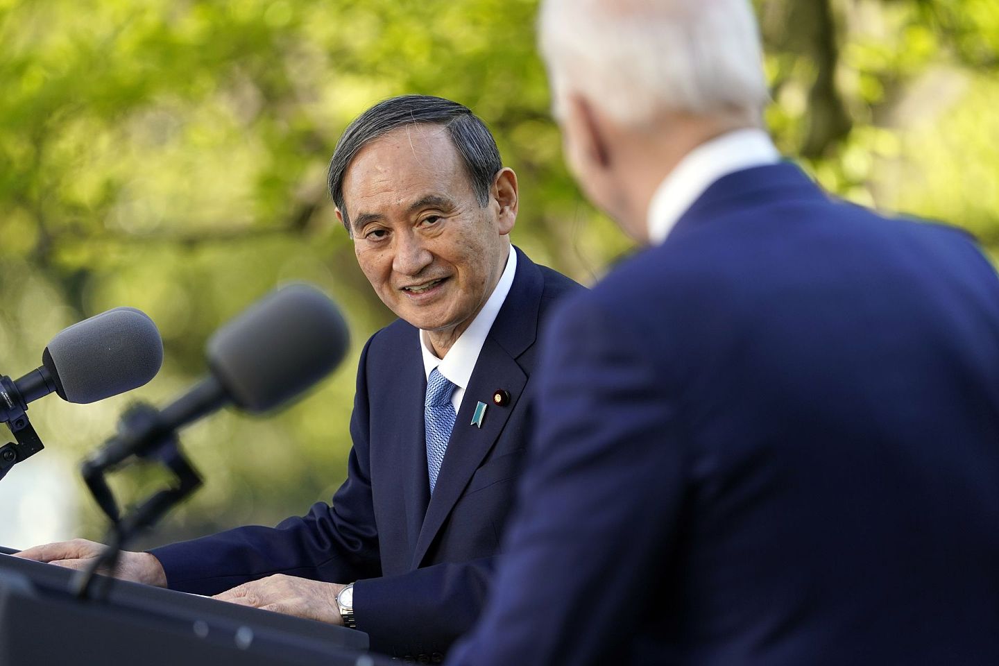 2021年4月16日，日本首相菅义伟（左）和美国总统拜登（Joe Biden）在白宫玫瑰花园举行的联合新闻发布会上，发表讲话。（AP）