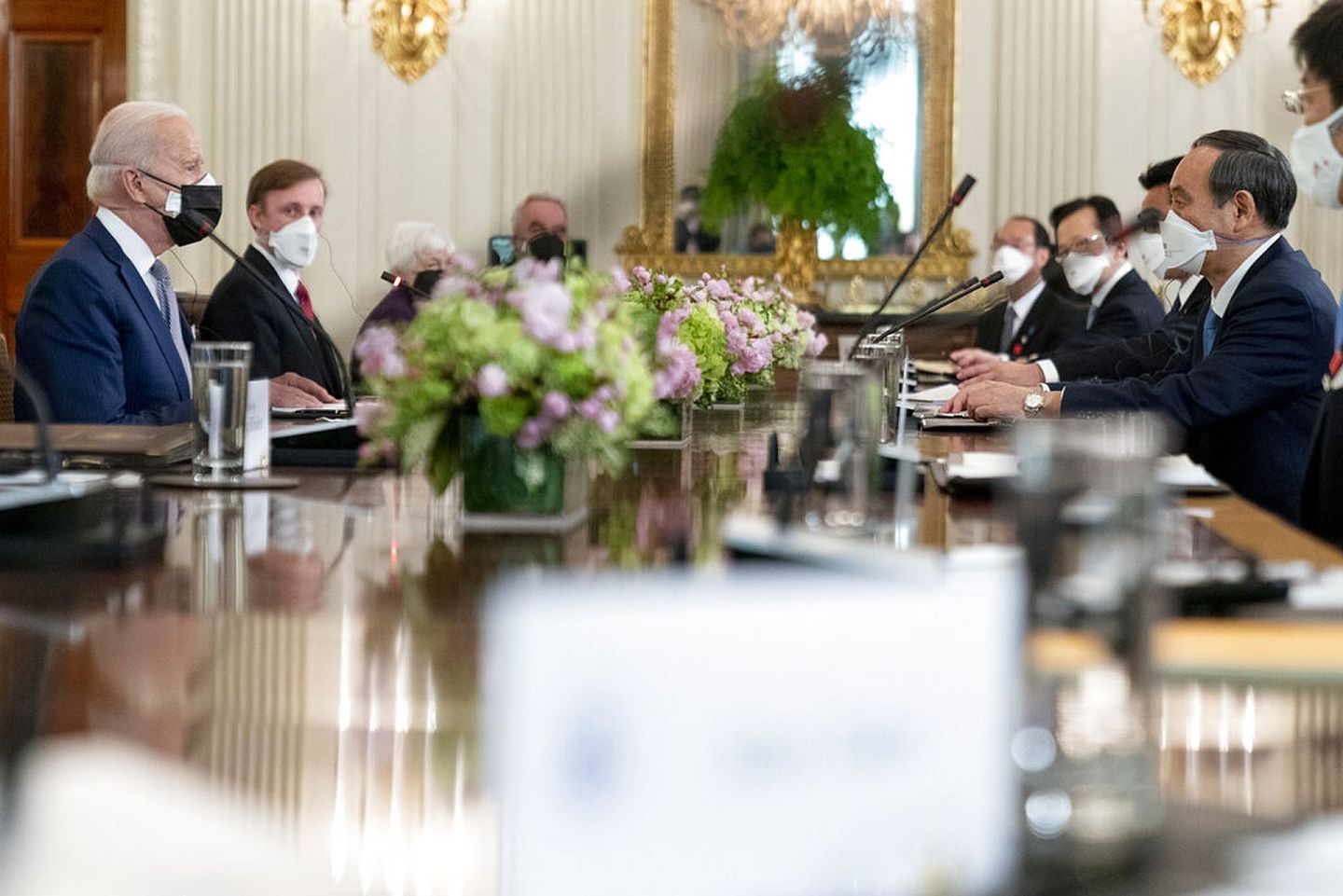 2021年4月16日，拜登在白宫会晤了日本首相菅义伟。日本《读卖新闻》4月17日报道称，菅义伟和拜登（通过口译员）进行了一对一的会谈，期间美国方面准备了正餐的汉堡。（AP）
