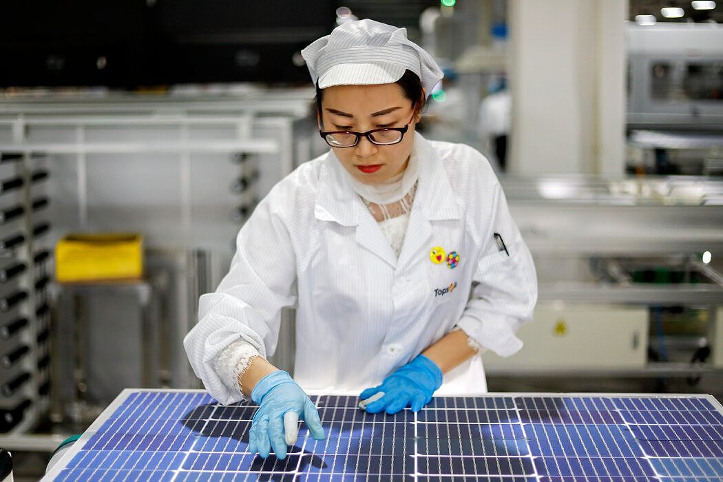1月，中国江西省的一个太阳能板设备工厂。中国对全球太阳能产业的控制源于上个十年的末期，北京向太阳能技术投入了大量资金。