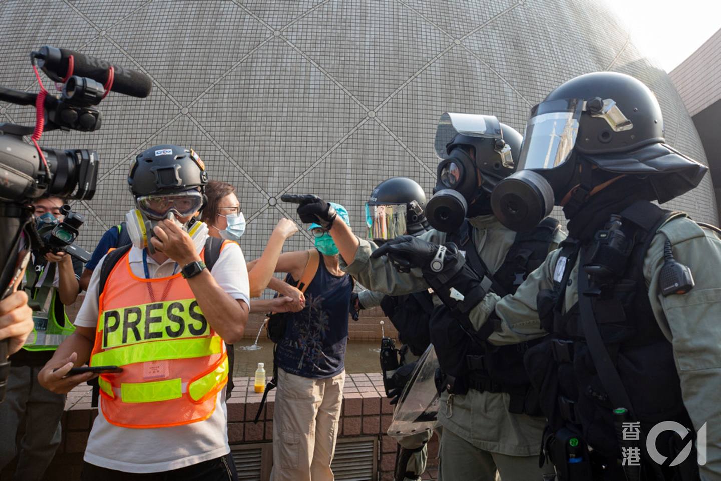 不少记者反映于示威现场中被阻挠采访，图为2019年10月27日「追究警暴」为主题的尖沙咀游行。 （资料图片/ 张浩维摄）