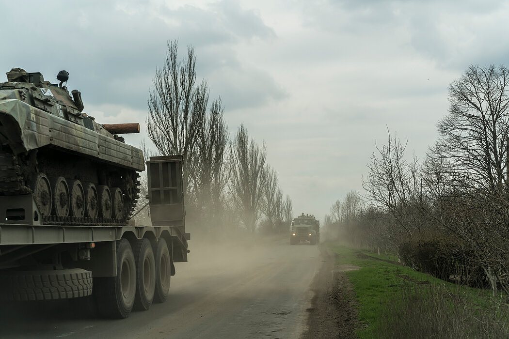 周一在乌克兰东部的赫里博达里夫卡附近的乌克兰军车。俄罗斯在边境集结了10万部队。