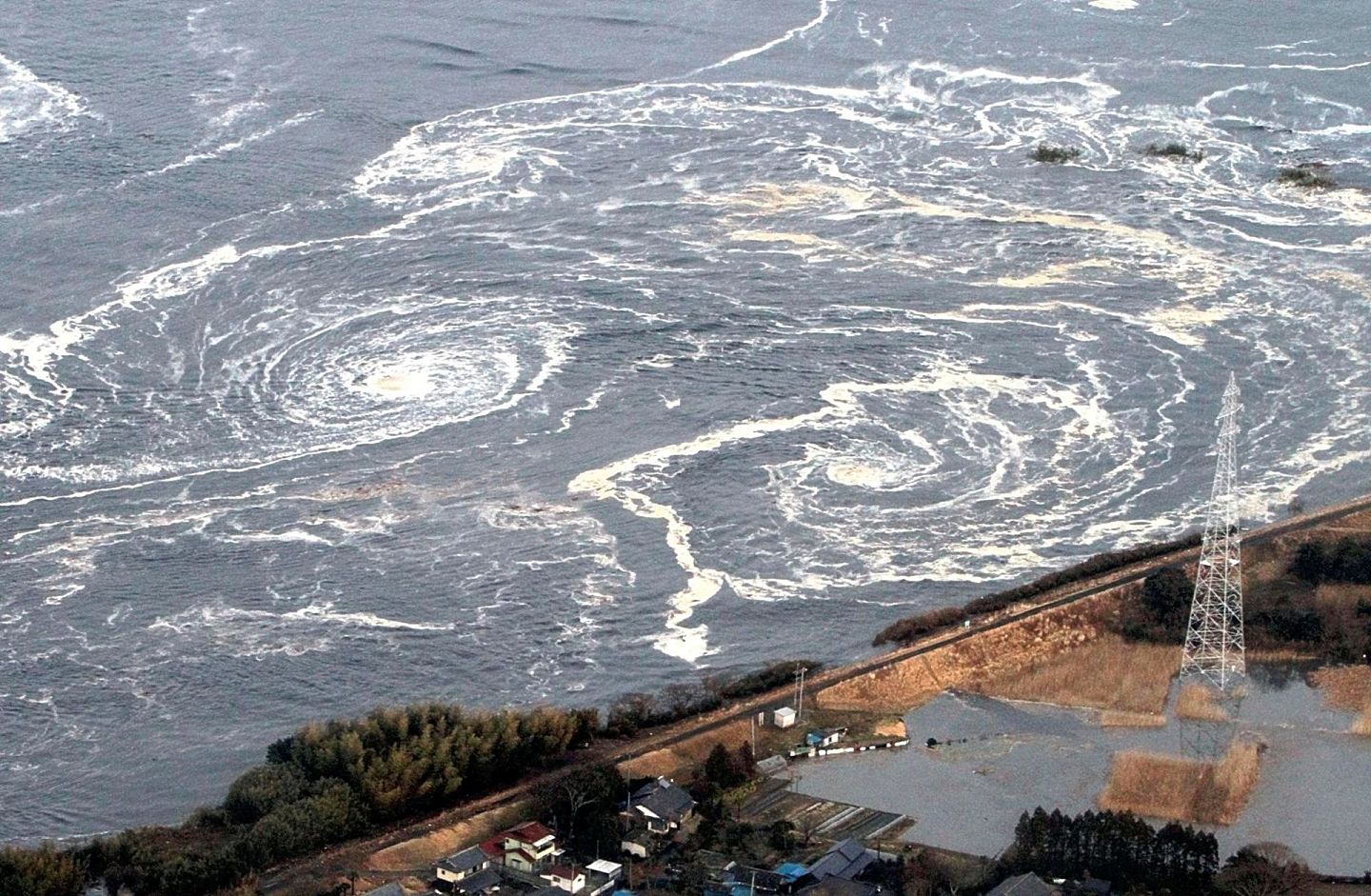 2011年3月11日，福岛县磐城市，海啸和地震过后的漩涡。（Reuters）