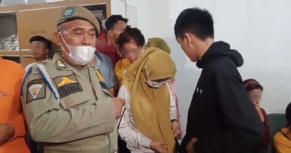 印尼少女离家出走还卖淫，最后被当地警方查获。 （图／翻摄自中国报）
