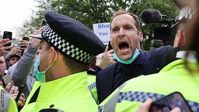 在周二的英超比赛开始前，切尔西球队传奇人物彼得·切赫（Petr Cech）走到抗议的球迷中间，请求他们散去。