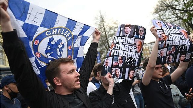 切尔西（Chelsea，车路士）球迷在伦敦斯坦福桥球场外抗议俱乐部参与欧洲超级联赛。