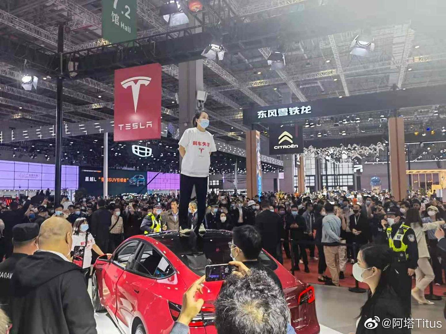 2021年4月19日的上海车展上，特斯拉展台出现车主维权事件。（微博@阿塔Titus）
