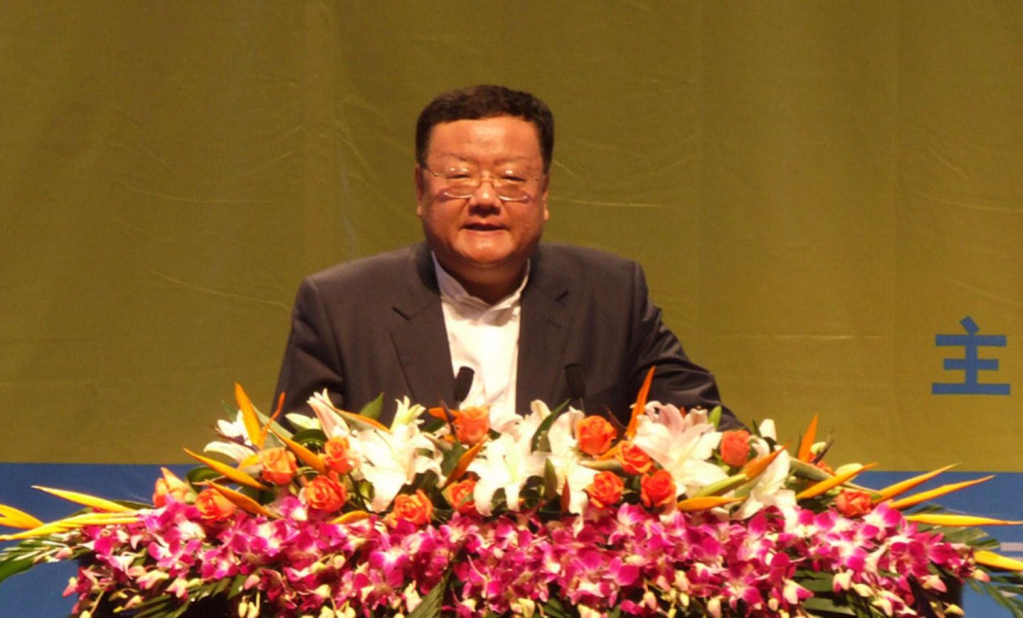 作为凤凰卫视创始人，刘长乐先辞任行政总裁再退出持股，这也意味着其基本退出对凤凰卫视的控制。（微博@传媒茶话会）