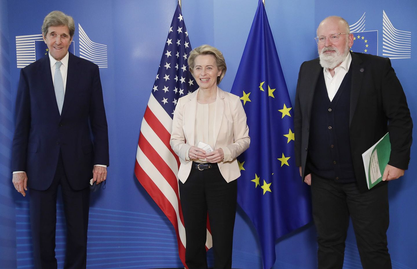 2021年3月9日，美国总统气候问题特使克里（John Kerry）、欧盟委员会主席冯德莱恩（中）和欧盟委员会负责“欧洲绿色协议”的副主席蒂默曼斯于布鲁塞尔会面。（AP）