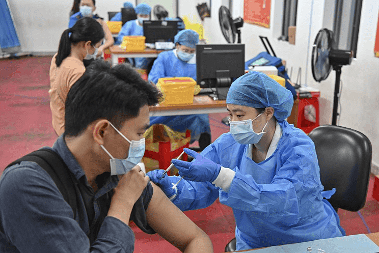 中国专家称，现在的国产新冠疫苗有效时间在半年左右，预料以后每年要补打。 图为广东广州市民众接种疫苗。 （中新社）