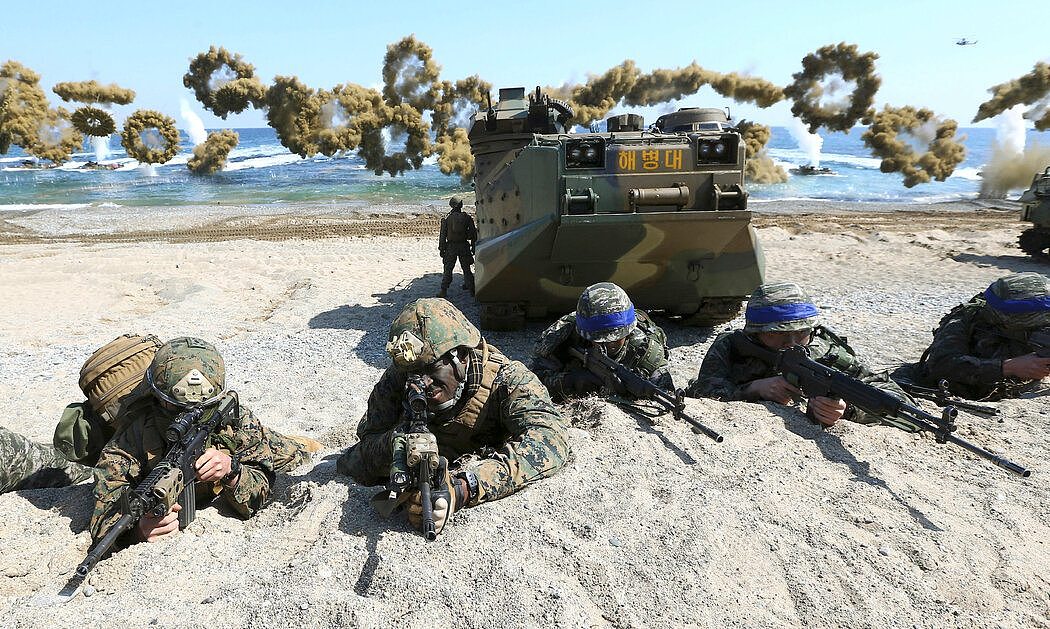 2016年，美国海军陆战队（左）和韩国士兵在韩国浦项参加联合军事演习。