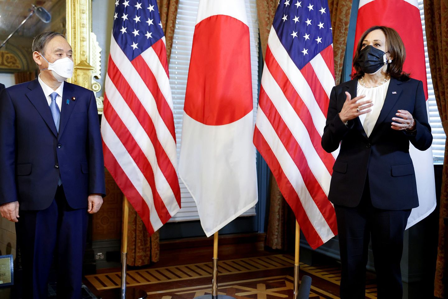 美国副总统哈里斯（ Kamala Harris）在白宫接见了菅义伟，哈里斯佩戴双层口罩。（Reuters）