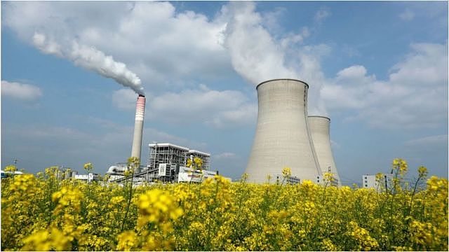 中国严重依赖煤炭行业提供就业，并将其作为一种能源来源。