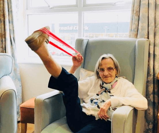 英国老太过105岁生日，称长寿秘诀是每天喝酒，大抬腿也不吃力