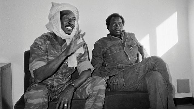 乍得爱国拯救运动领袖代比（左）在恩贾梅纳会见记者（2/12/1990）