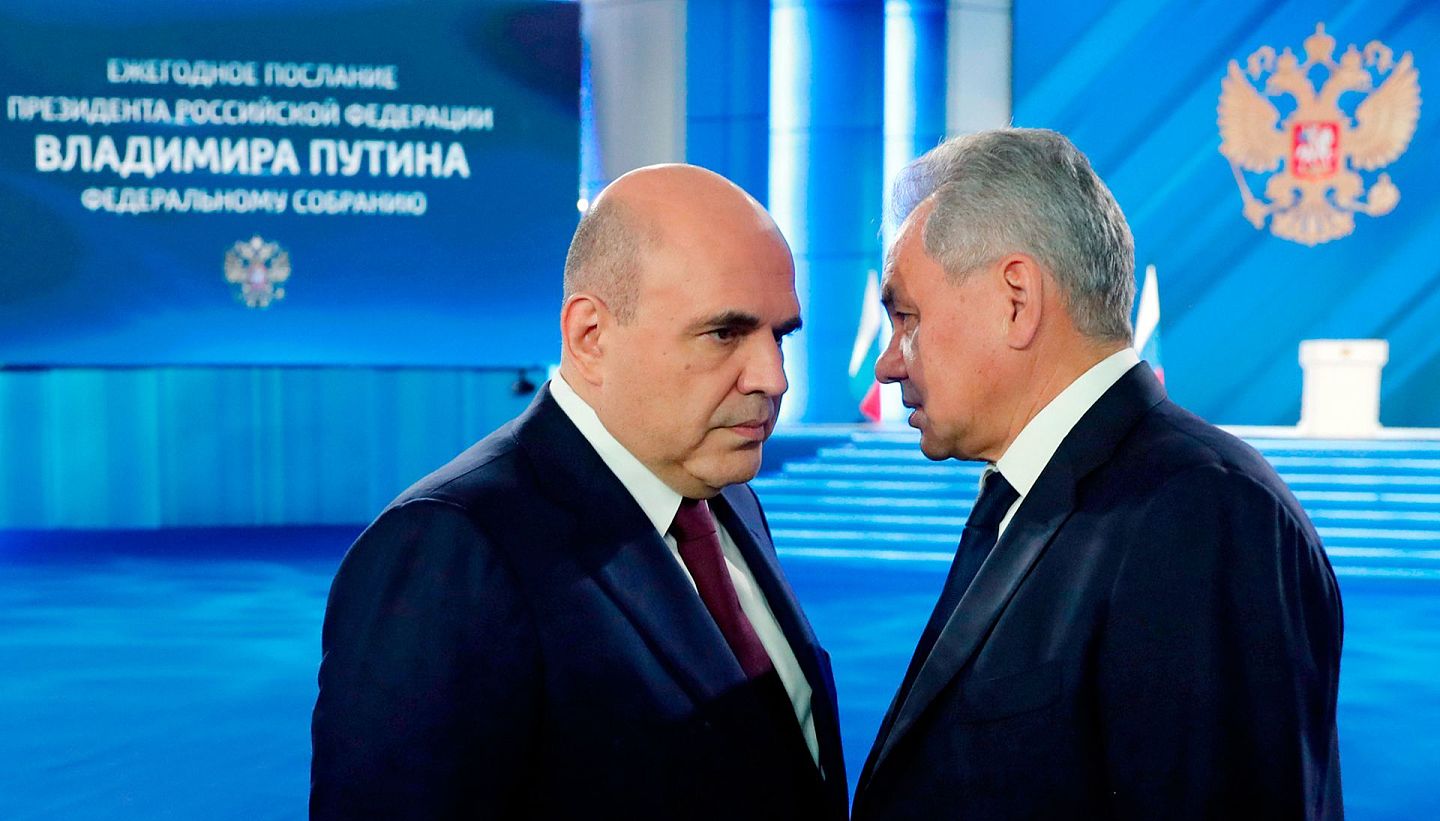 2021年4月21日，普京发表年度国情咨文，俄罗斯国防部长绍伊古（Sergei Shoigu，右）与俄总理米舒斯京（Mikhail Mishustin）在场下交流。（AP）