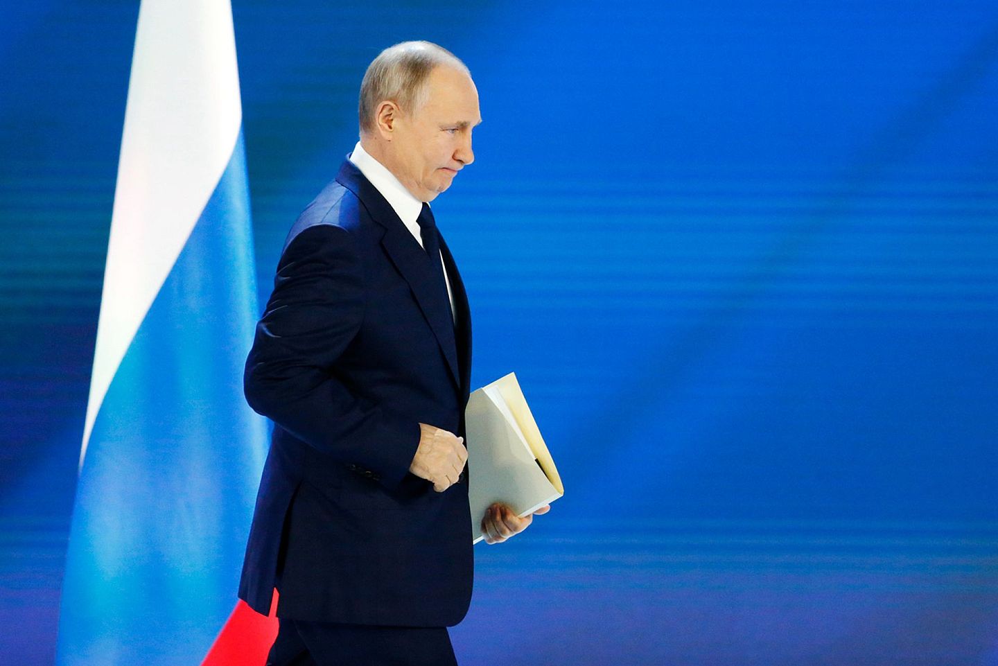 2021年4月21日，俄总统普京向联邦会议发表年度国情咨文。图为普京走上演讲台。（AP）