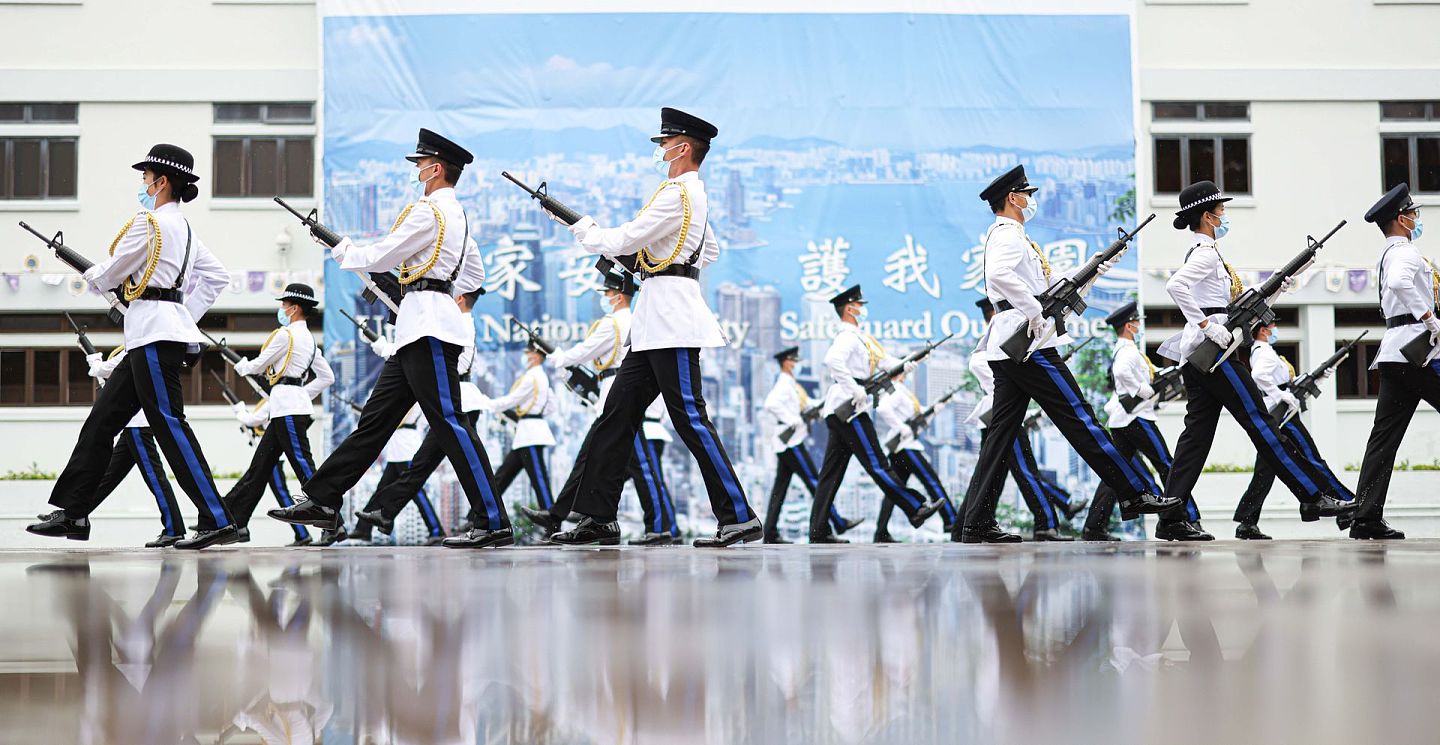 4月15日“全民国家安全教育日”，包括香港警队在内的几大纪律部队，首次以操练已久的中式步操亮相。图为香港惩教署职员进行中式步操表演。（香港惩教署）