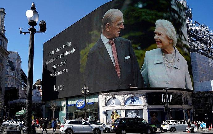 95岁生日这一天，伊丽莎白与菲利普隔空而笑，孤独永远不属于女王（视频/组图） - 1