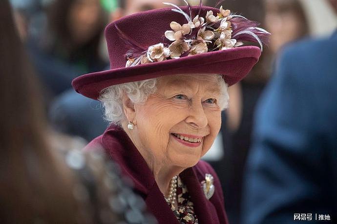 95岁生日这一天，伊丽莎白与菲利普隔空而笑，孤独永远不属于女王（视频/组图） - 2