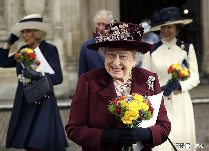 95岁生日这一天，伊丽莎白与菲利普隔空而笑，孤独永远不属于女王（视频/组图） - 9