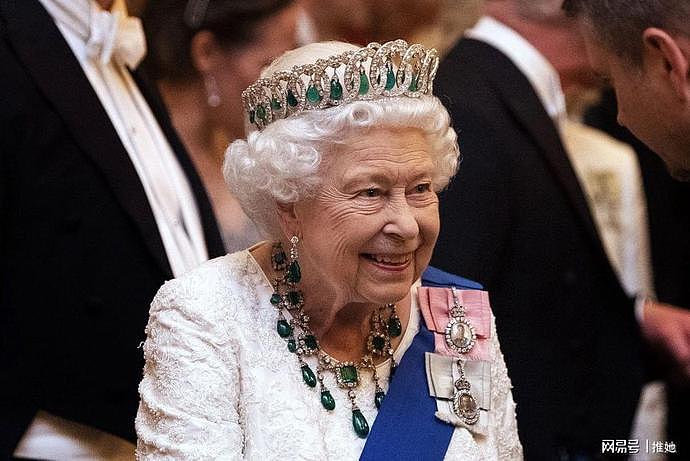 95岁生日这一天，伊丽莎白与菲利普隔空而笑，孤独永远不属于女王（视频/组图） - 10