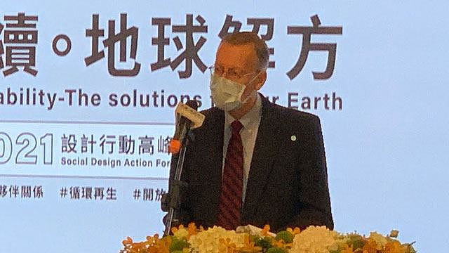 美国在台协会台北办事处长郦英杰说明美台在环保议题有悠久合作历史。(记者 黄春梅摄)
