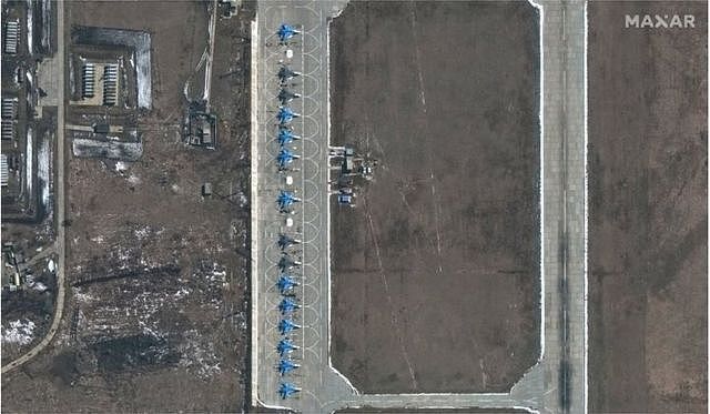 卫星图片显示在距离乌克兰边界160公里的莫罗佐夫斯克空军基地停放了15 架苏-34战斗轰炸机