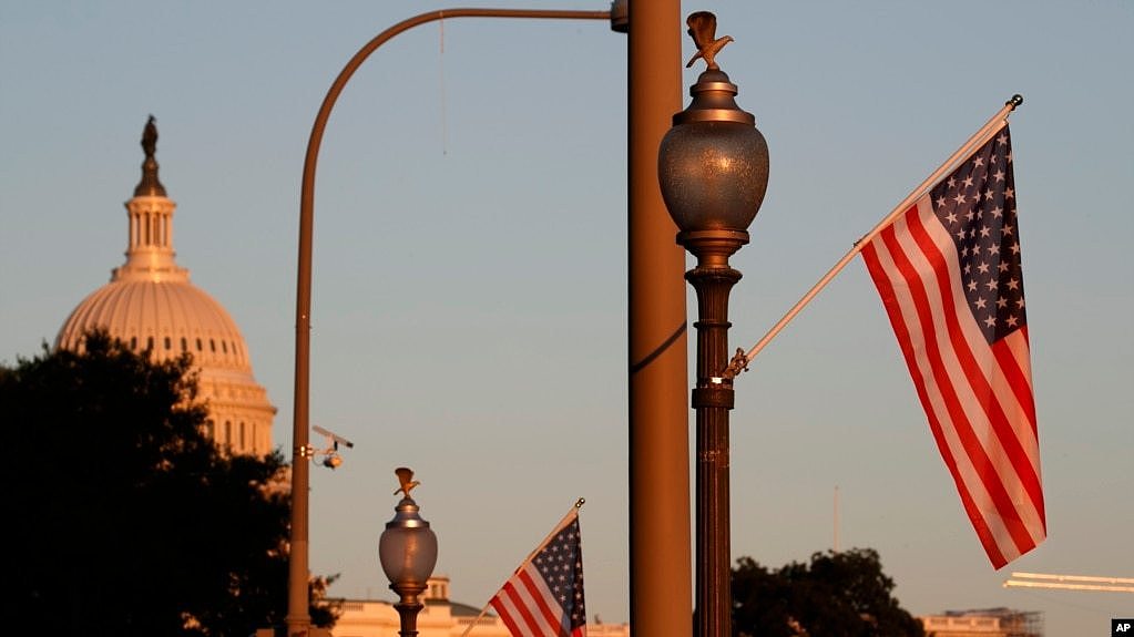 资料照片: 首都华盛顿宾夕法尼亚大道一面美国国旗上有51颗星而不是通常的50颗，声援让华盛顿市成为美国第51个州。(2019年9月15日)