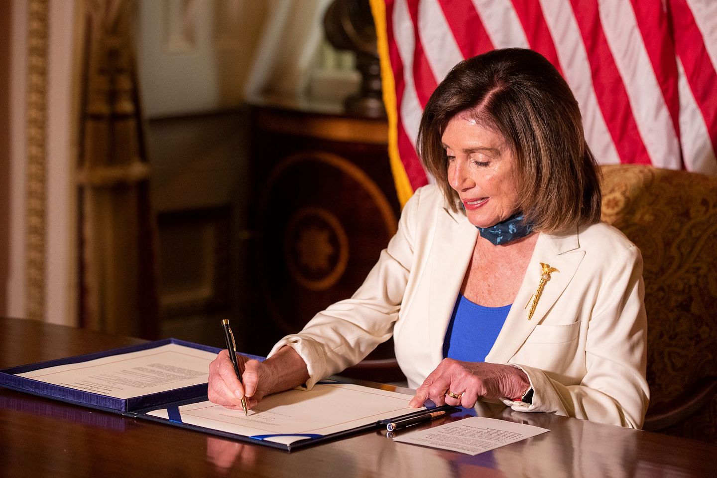 美国众议院议长佩洛西（Nancy Pelosi）在人权等问题上指责中国。图为2020年6月2日，佩洛西在华盛顿国会大厦签署《维吾尔族人权政策法案》。（AP）