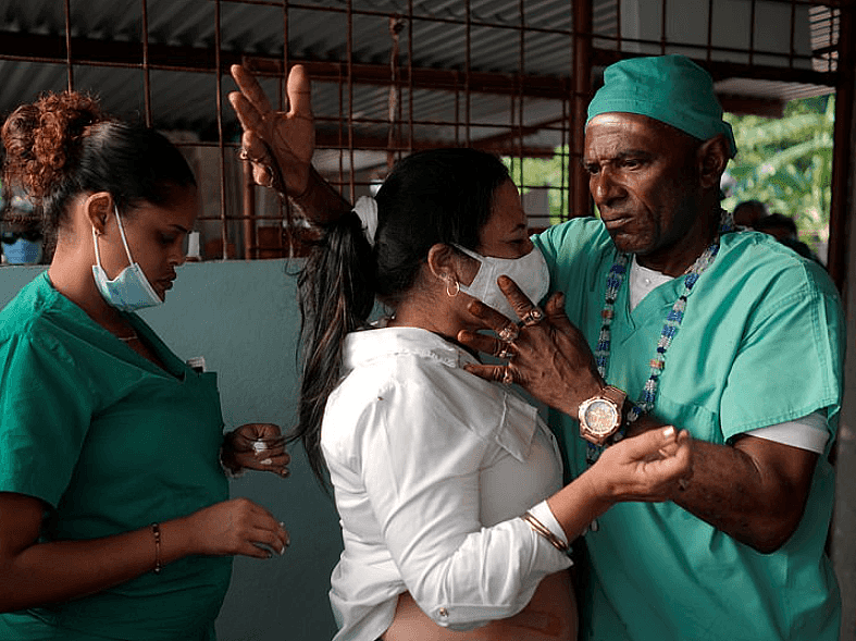 古巴医生用砍刀做手术，全程根本不打麻药，还称喝酒能防治新冠