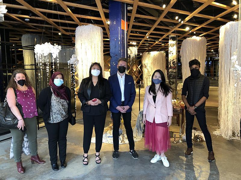 华裔艺术家林嘉雯（右二）和纽约市人权局合作带来的室内交互艺术展「望我们知晓自我的力量」。（记者洪群超/摄影）