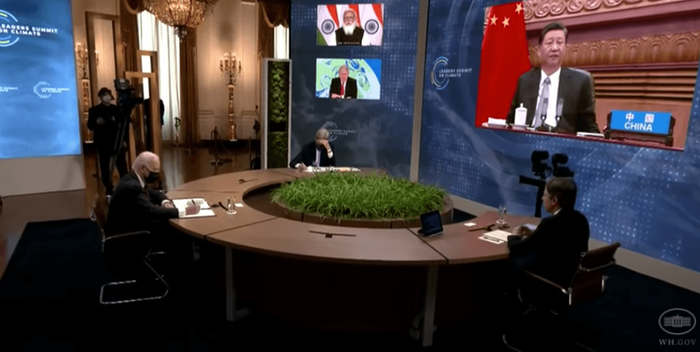 4月22日，拜登举办40国领导人气候峰会。屏幕中是中国国家主席习近平在发表讲话，屏幕前是美国总统拜登。（Twitter@Sidhant Sibal）