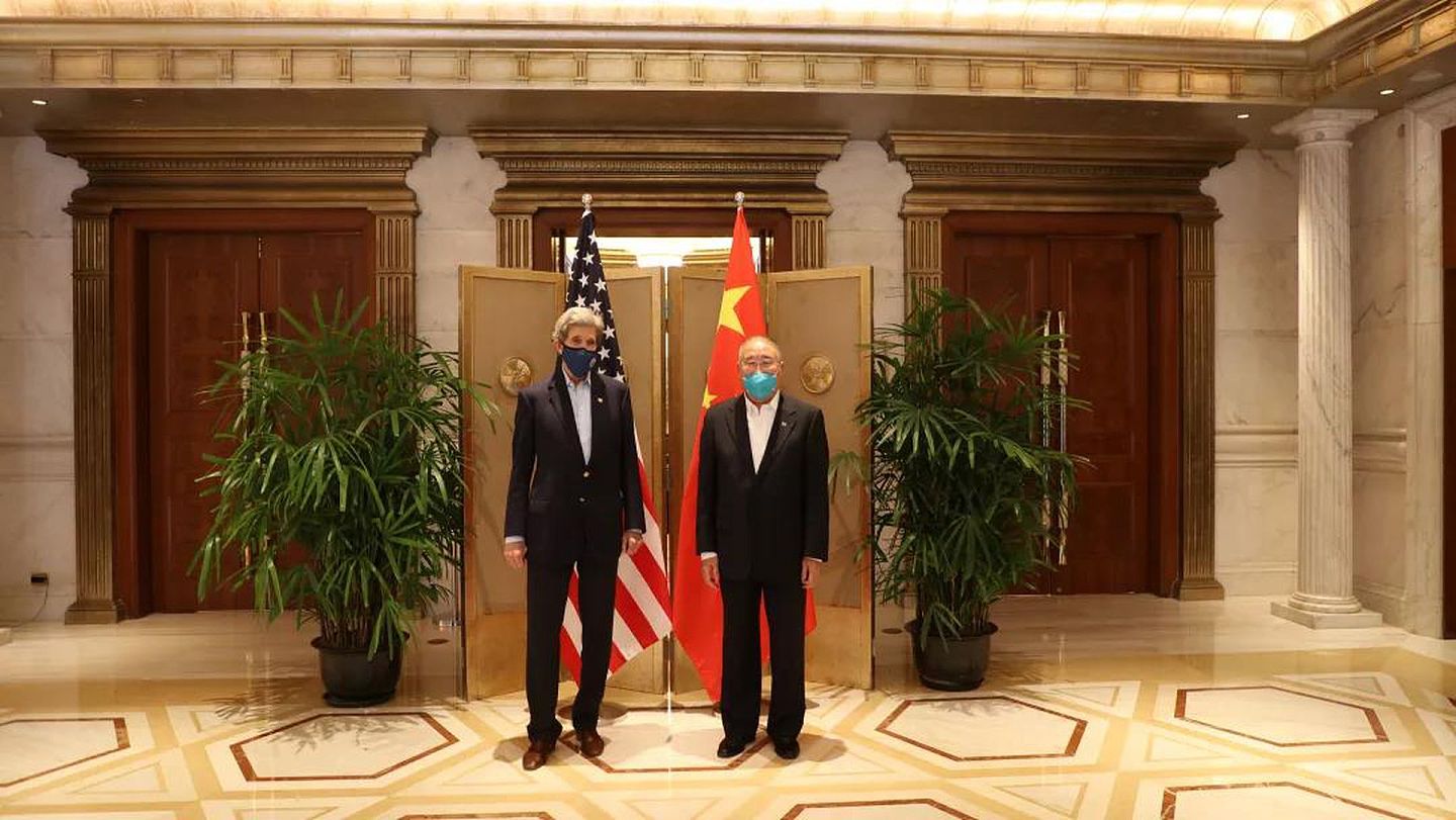 美国总统气候问题特使克里（John Kerry）4月14日至17日访问了中国。这是克里同中国气候特使解振华会晤的照片。两人均未打领带。（中国生态环境部网站）