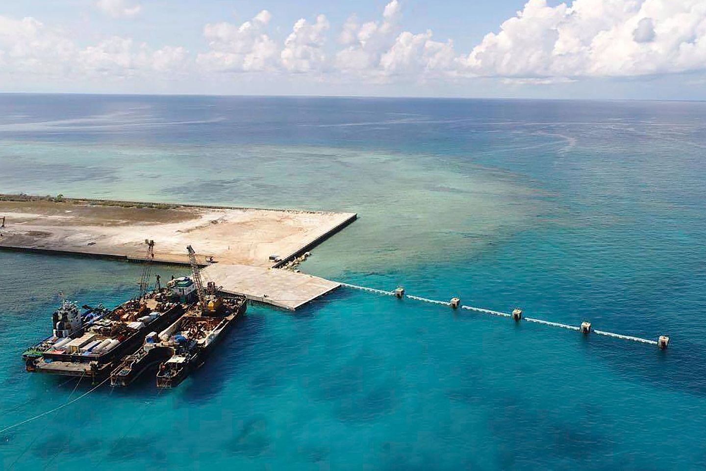 中业岛是南沙群岛的第二大天然岛，中国、菲律宾、越南、台湾均称对该岛拥有主权，但实际由菲律宾控制。（AP）