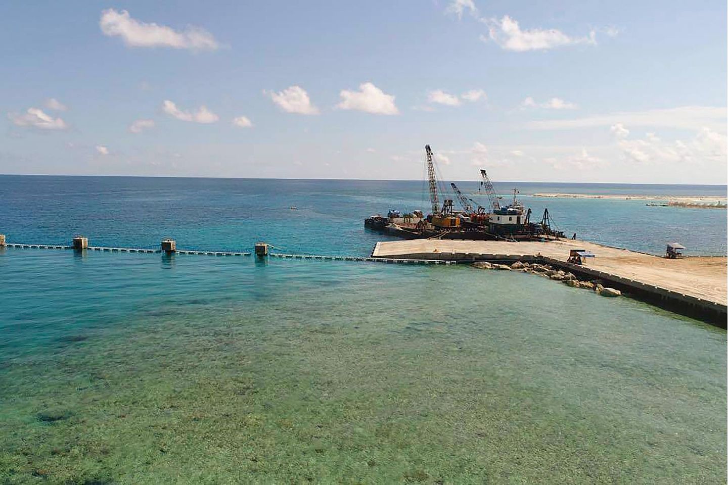 2020年6月9日，菲律宾国防部提供的在中业岛修建沙滩坡道后的照片。（AP）