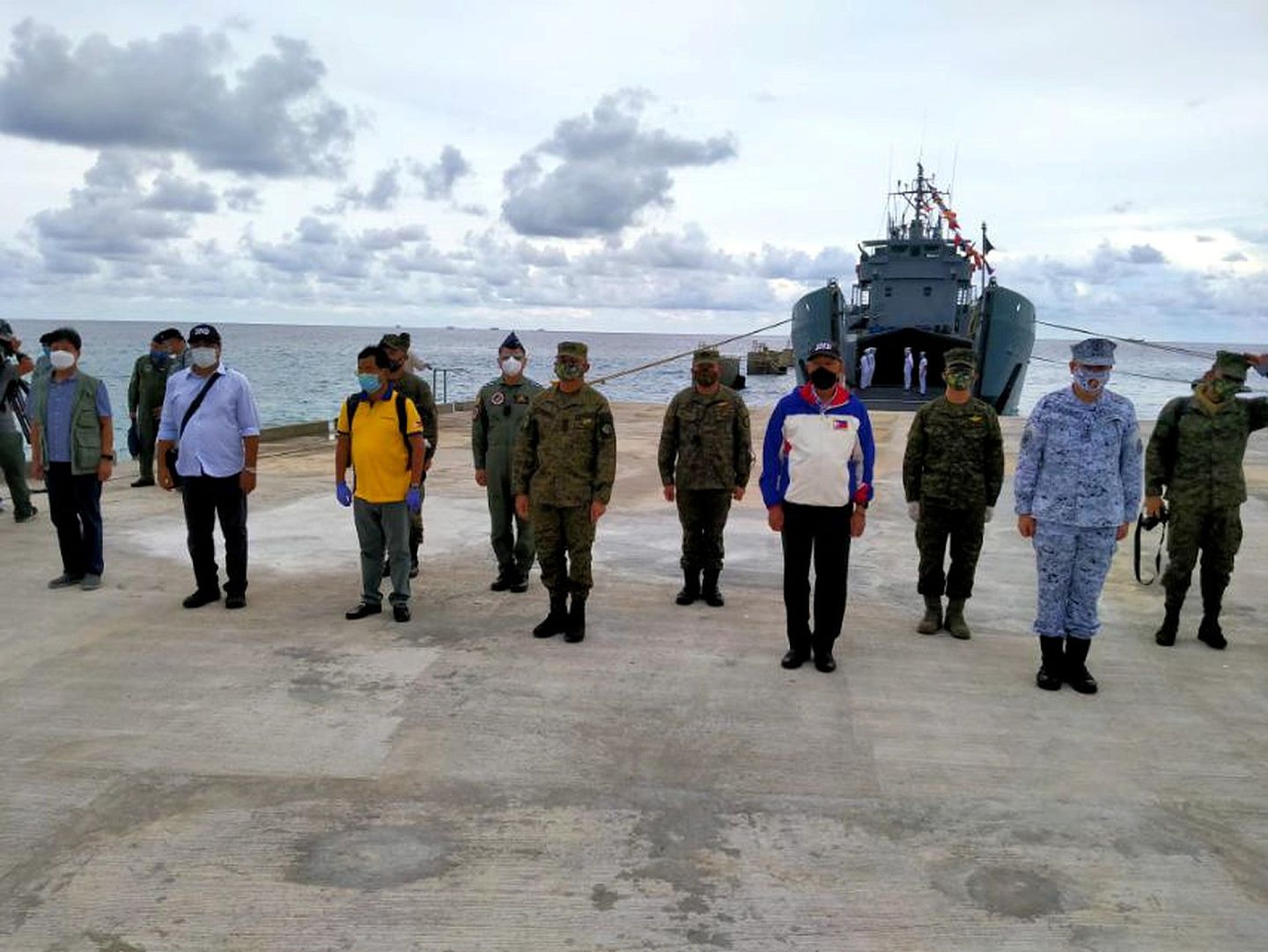 2020年6月9日，菲律宾国防部长洛伦扎纳（Delfin Lorenzana）率领一众高级军官前往中业岛，为海滩堤岸主持启用仪式。（AP）