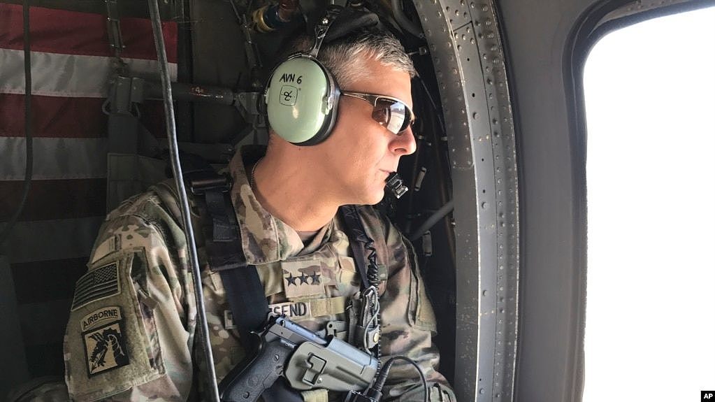 资料照片：时为美国陆军中将的汤森（Stephen Townsend）在伊拉克上空视察（2017年2月8日）