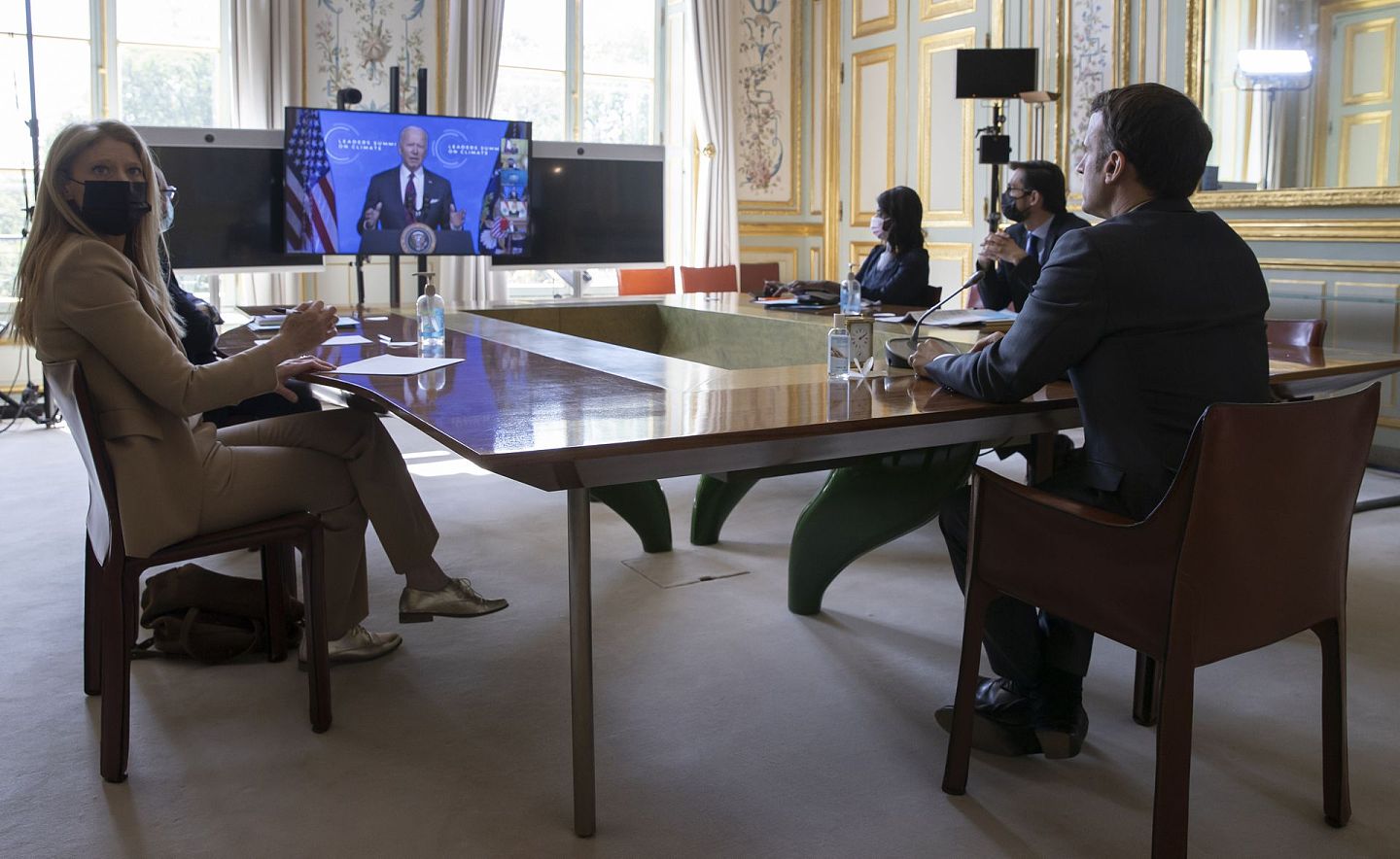 2021年4月22日，马克龙在法国巴黎的爱丽舍宫连线华盛顿，出席气候峰会视频会议，图中他正在听取美国总统拜登的讲话。（AP）