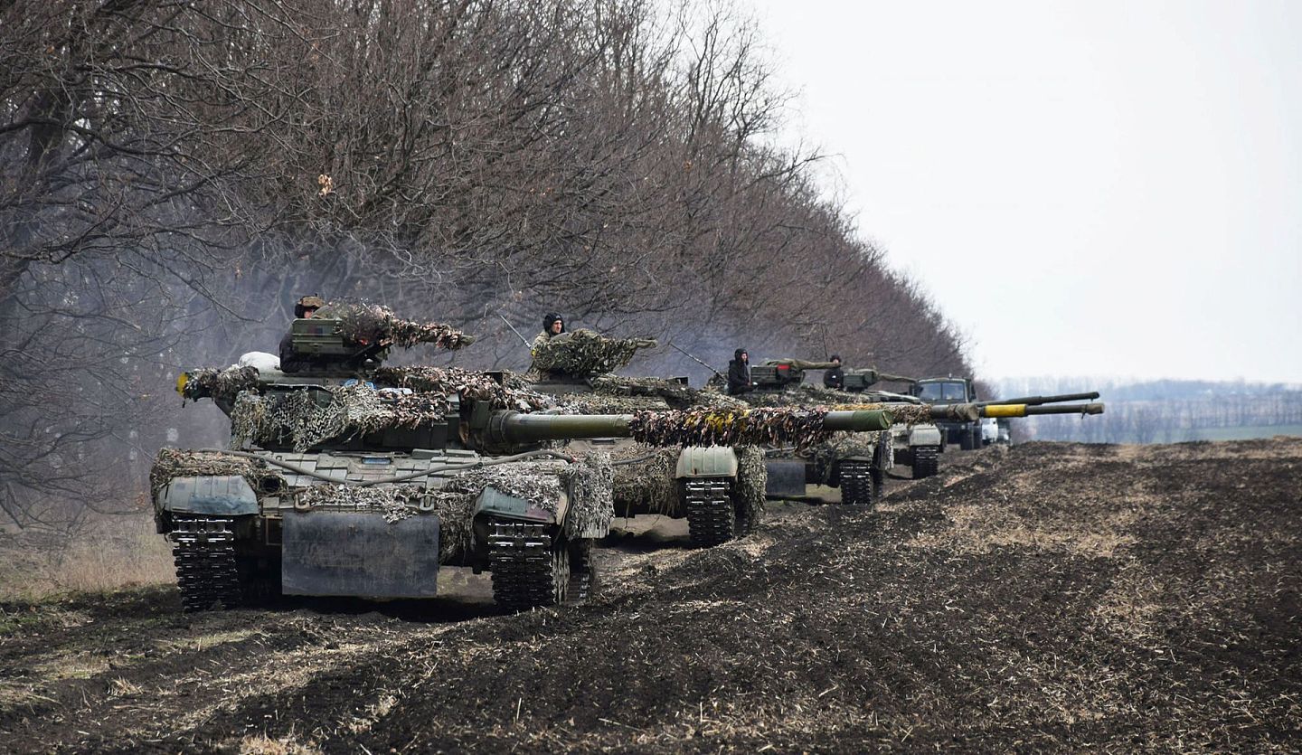2021年4月20日，乌克兰武装部队的坦克在东部进行演习。（Reuters）