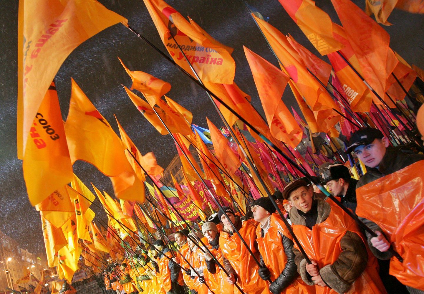 乌克兰2004年爆发橙色革命，民众举起了橙色旗帜，穿起了橙色的衣服。（Reuters）