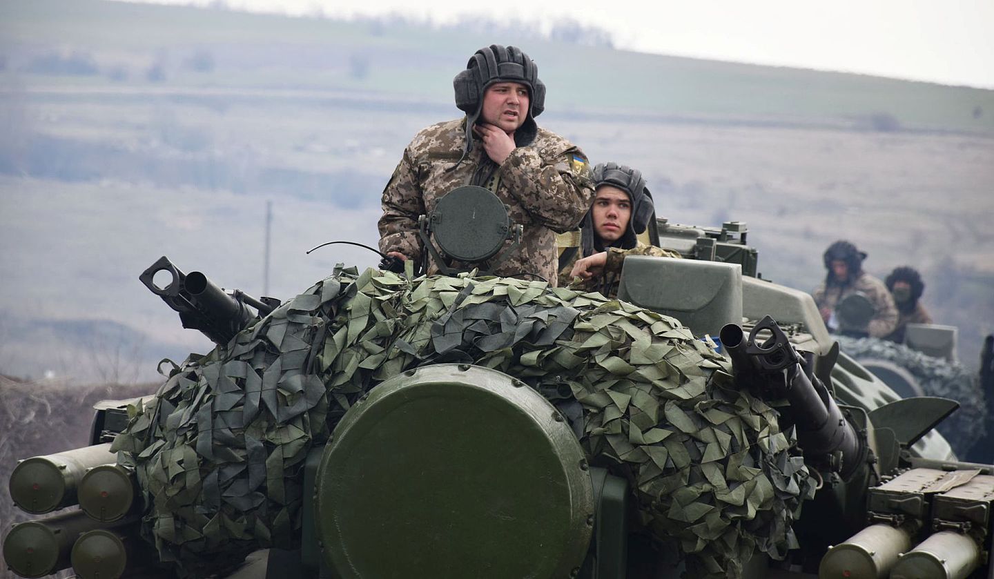 2021年4月20日，乌克兰武装部队的坦克在东部一个未知地点进行演习。（Reuters）