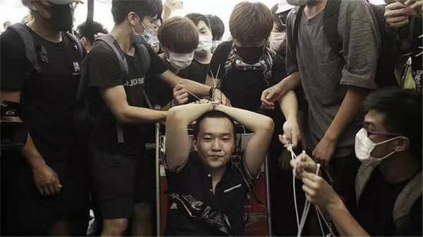 在香港遭殴打的记者付国豪离职，因房价高选择离京，被关爱而患抑郁（组图） - 4