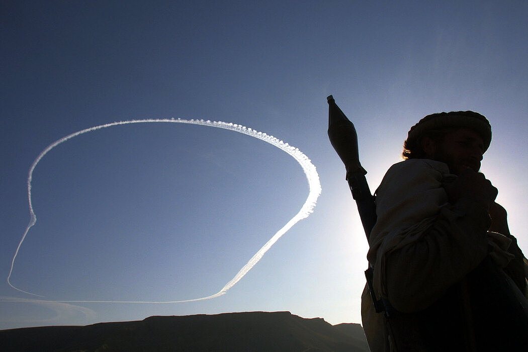 2001年，一架美国B-52轰炸机在阿富汗托拉博拉山脉上空盘旋。