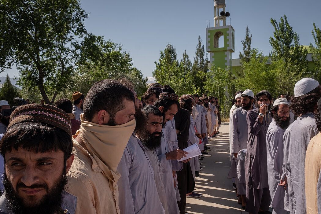 去年5月，塔利班囚犯在巴格拉姆军事基地排队等待释放。