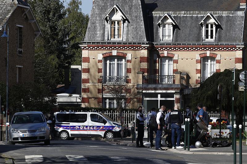巴黎西南郊兰保叶别墅（Rambouillet）警察局外。 一名女性聘雇人员今天遭一名突尼西亚男子刺死。 (美联社)
