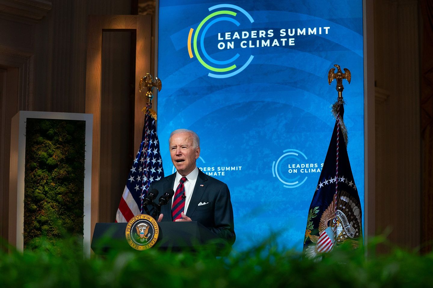 2021年4月22日，拜登在白宫东厅举行的虚拟气候领导人峰会上讲话。（AP）