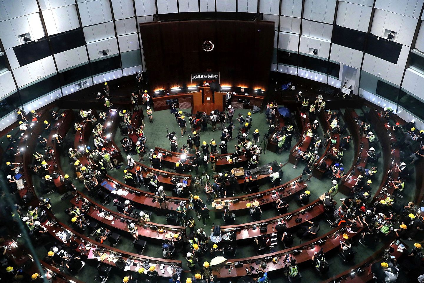 香港“修例风波”严重冲击了香港的政治秩序。图为2019年7月1日抗议者冲击香港立法会会议厅。（AP）