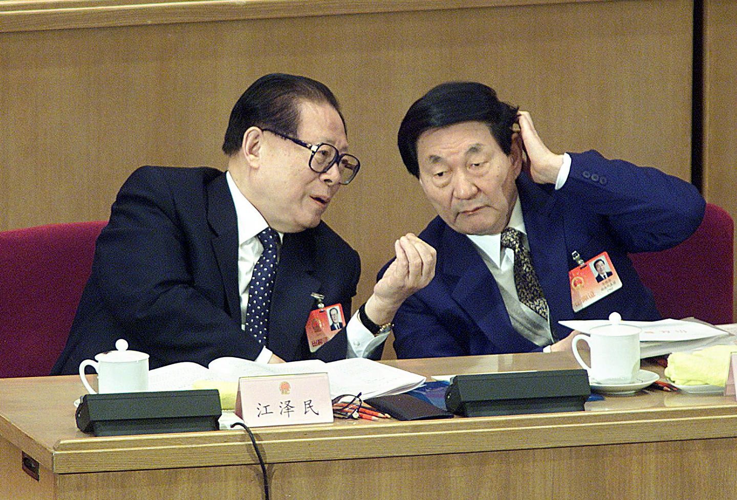 时任中国国家主席江泽民与国务院总理朱镕基实施的分税制改革，调整了中央与地方的财政税收关系。（AFP）