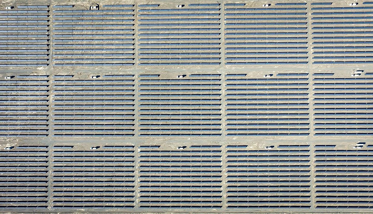 2018年9月20日，无人机拍摄的新疆哈密石城子光伏发电站。这是中国“疆电外送”的组成部分。（新华社）