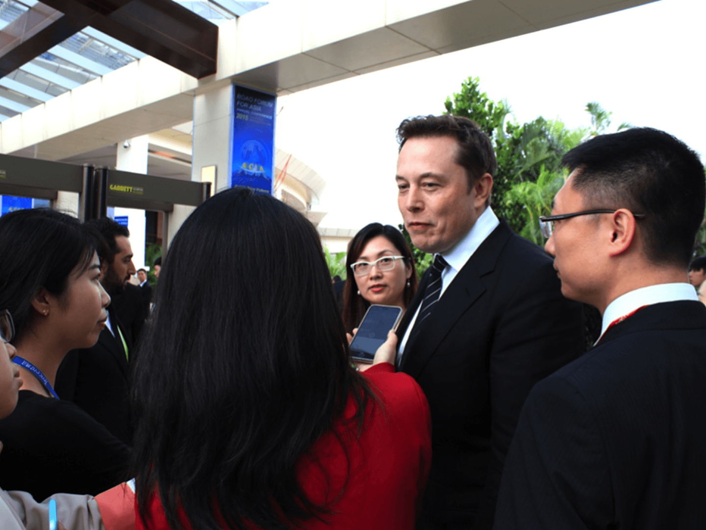 2015年3月29日，马斯克在博鳌年会对话中国电商巨头阿里巴巴创始人马云后，面对记者。（特斯拉官网）